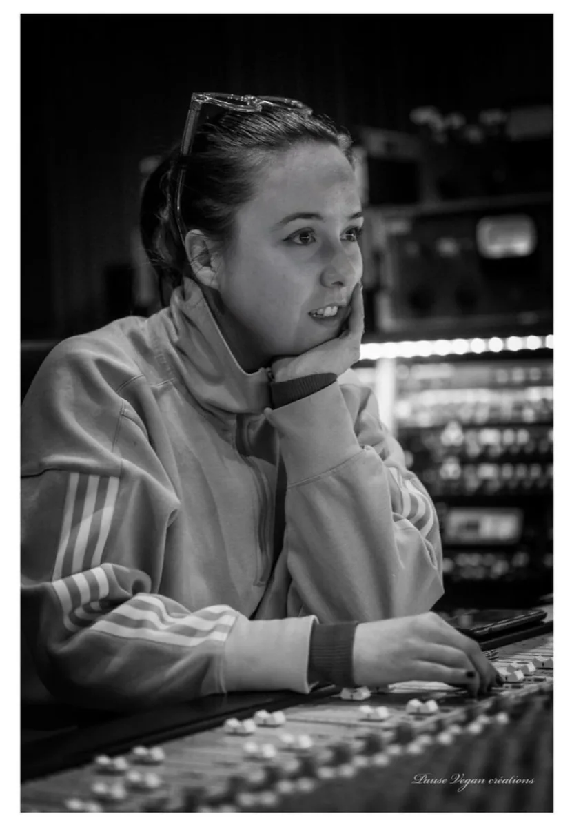 Amhri Maya, manageuse artistique et coach vocal en Martinique, en studio d’enregistrement